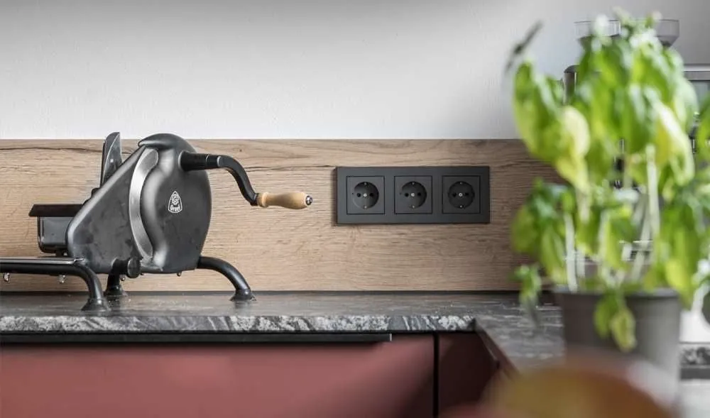 Mảng tường bếp thương mại ốp gỗ sồi với dãy ổ cắm đen