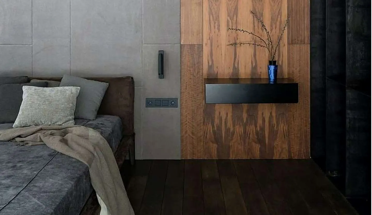 Phòng ngủ kiến trúc tối màu bằng bê tông và gỗ hun khói, lắp công tắc JUNG đen