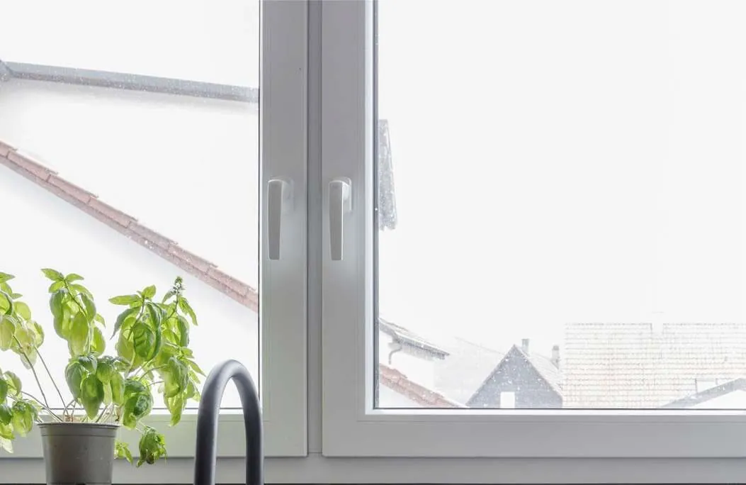 Ổ cắm đen bên cửa sổ